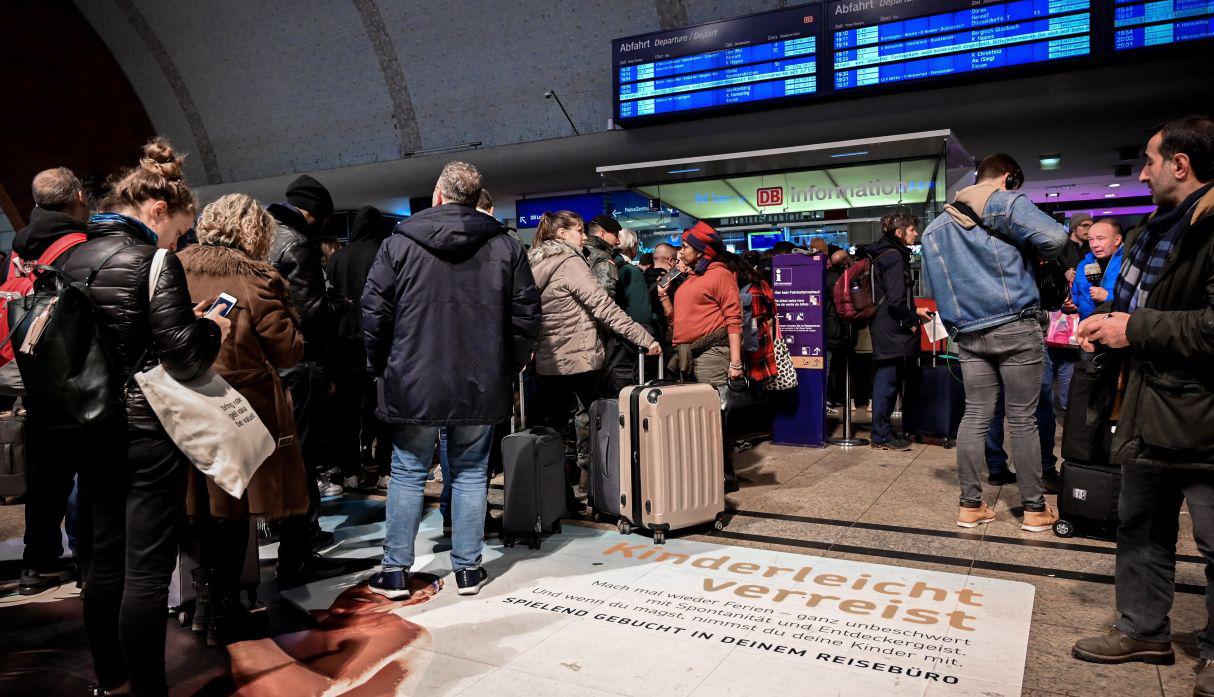 Se han suspendido vuelos, viajes en tren y en buses. Muchos viajeros han quedado paralizados. (AFP).
