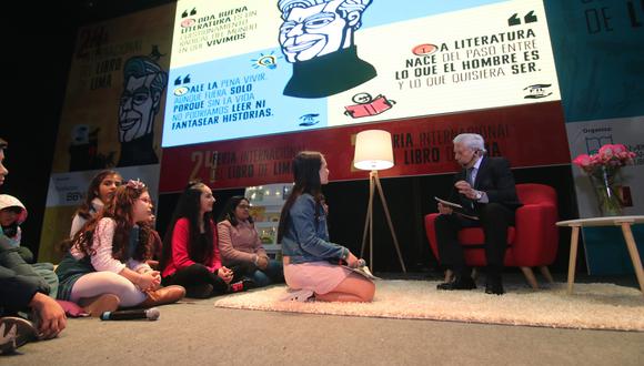 Mario Vargas Llosa durante la lectura del cuento "Fochito y la Luna".