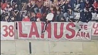 Hincha de Estudiantes arrojó de la tribuna a un fanático de su mismo equipo durante el duelo ante Bragantino | VIDEO