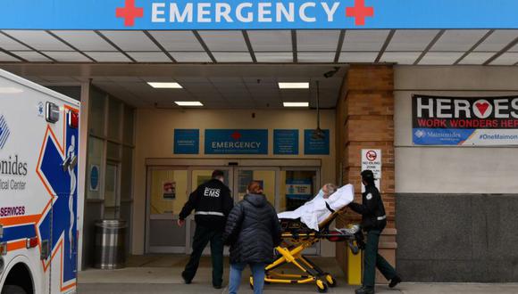 Los trabajadores de la salud transportan a un paciente desde una ambulancia al Centro Médico Maimonides, un hospital en el barrio de Borough Park de Brooklyn en la ciudad de Nueva York. (Foto: AFP / Angela Weiss).