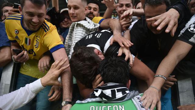Los simpatizantes rivales también le dieron el último adiós a Gianluigi Buffon. (Foto: AFP)