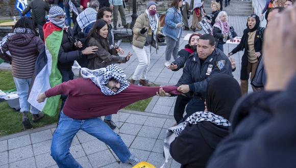 Un estudiante se resiste a un miembro de la policía en una protesta universitaria propalestina, el 25 de abril de 2024, en la Ciudad Universitaria de Nueva York, EE.UU. (Foto de Ángel Colmenares / EFE)