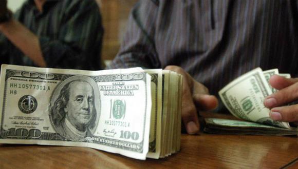 El dólar cerró al alza el lunes. (Foto: AFP)