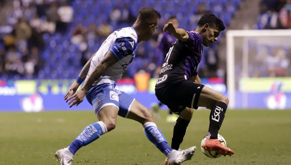 MEX5075.PUEBLA (MÉXICO), 27/01/2023.- Federico Mancuello (i) de Puebla disputa el balón contra Arturo González de Monterrey hoy, durante un partido del torneo Clausura 2023 de la liga del fútbol mexicano en el estadio Cuauhtémoc, en Puebla (México). EFE/ Hilda Ríos
