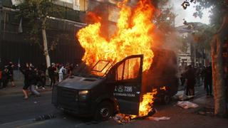 Manifestantes en Chile queman camioneta de la policía en un nuevo viernes de protestas | FOTOS