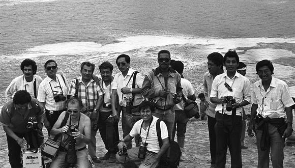 Darío Médico (quinto de la izquierda) fue uno de los reporteros gráficos que cubrió el accidente del avión Fokker donde viajaba el equipo de Alianza Lima en 1987. Foto: GEC Archivo Histórico
