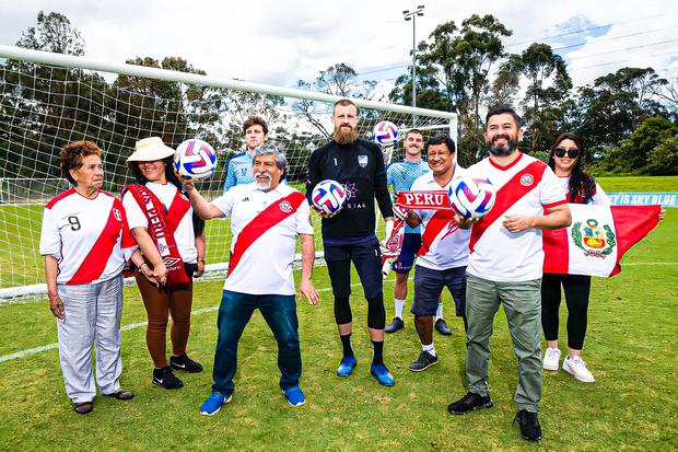 Andrew Redmayne poses with the Peruvian community in Australia.  (diffusion)