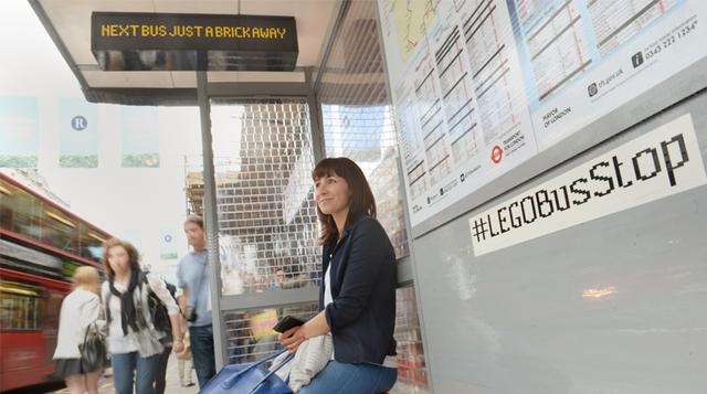 Una estación de buses hecha con Legos sorprende en Londres - 1