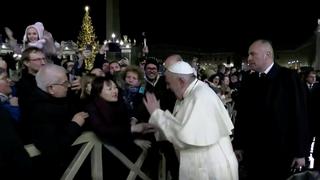 Papa Francisco reprende a una mujer que le agarró bruscamente del brazo y le jaló [VIDEO]