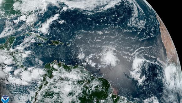 Fotografía satelital cedida por la Oficina Nacional de Administración Oceánica y Atmosférica (NOAA) donde se muestra la localización de la tormenta tropical Bret (centro) en el Atlántico. (Foto de EFE/NOAA)