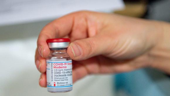 En esta foto del 7 de abril de 2021, un profesional de la salud sostiene un frasco de la vacuna Moderna contra el coronavirus Covid-19 en el Hospital General de West Wales en Carmarthen, Gales. (Jacob King / POOL / AFP).