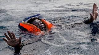 La historia detrás de la foto del migrante que casi muere ahogado