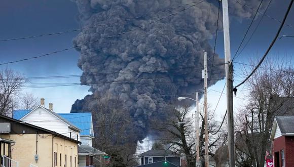 Un penacho negro se eleva sobre East Palestine, Ohio, como resultado de una detonación controlada de una parte de los trenes Norfolk Southern descarrilados, 6 de febrero de 2023.