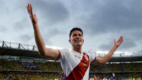 Santiago Ormeño recibe el saludo de los seleccionados peruanos por su cumpleaños. (Foto: EFE)