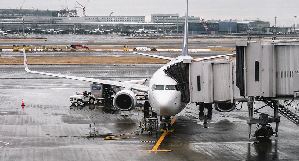 La turbina de un avión estalla y arde ante la mirada de los pasajeros que esperan para embarcar. (Pexels)