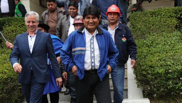 Evo Morales sale del Tribunal Supremo Electoral de Bolivia tras inscribir su candidatura para las primarias presidenciales. (EFE).