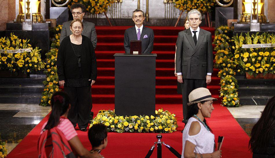 Rosas y mariposas amarillas en el homenaje a García Márquez - 6