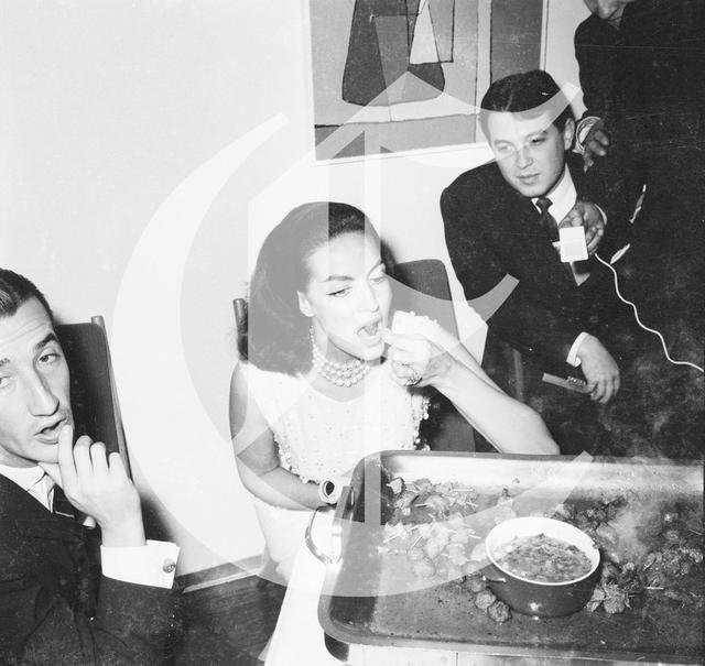 El reportero gráfico Alberto del Rosario, captó a la 'Doña' probando unos piqueos antes de salir a escena en Canal 2. (Foto: Archivo histórico El Comercio)