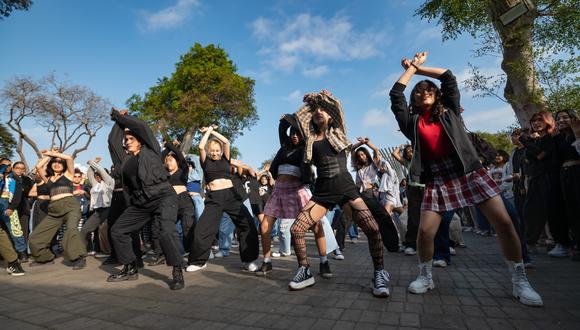 Un grupo de jóvenes practican un baile de k-pop.