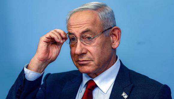 El primer ministro israelí, Benjamin Netanyahu, se ajusta las gafas durante una conferencia de prensa en la oficina del primer ministro en Jerusalén.