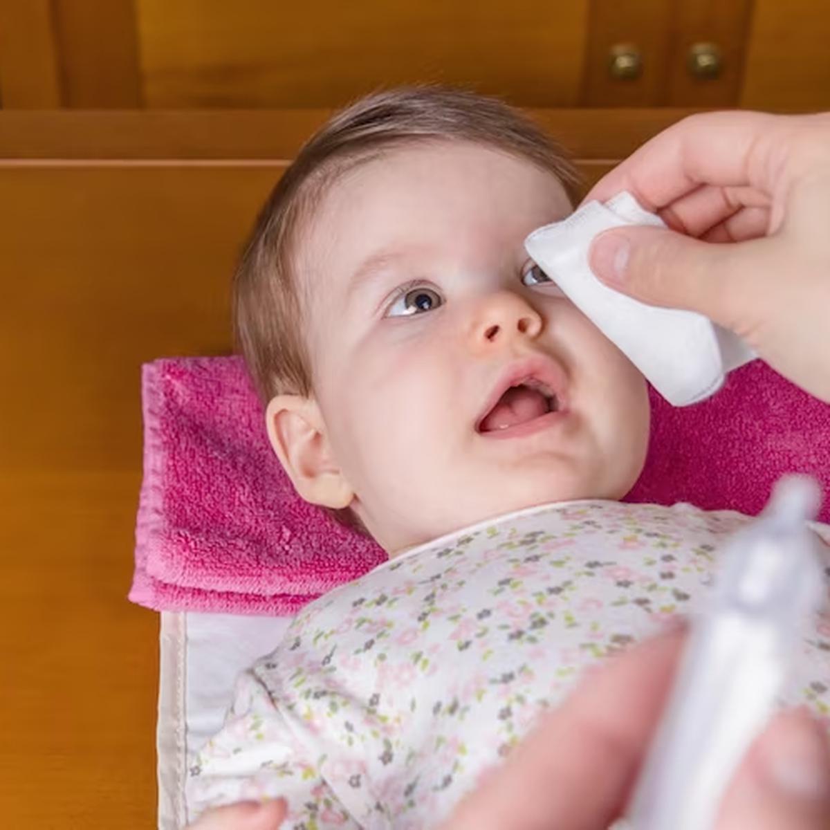 Cómo limpiar los mocos a un bebé 