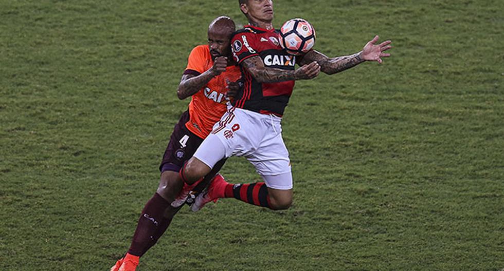 Con un gol de Paolo Guerrero, Flamengo venció 2-1 al Atlético Paranaense en la fecha 3 de la Copa Libertadores. (Foto: EFE)