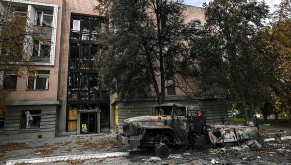 Un vehículo militar ruso destruido en la ciudad de Balakliya, en la región de Kharkiv, recapturada por los ucranianos. JUAN BARRETO - AFP