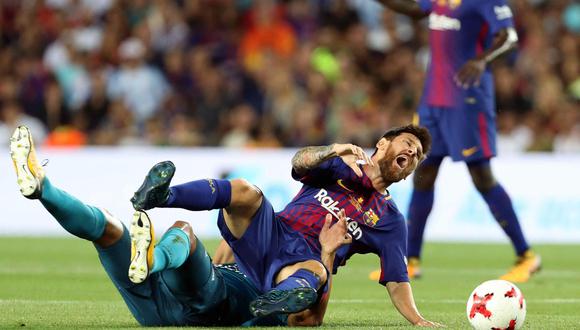 Barcelona vs. Real Madrid: Casemiro y la criminal barrida que dejó tendido a Messi. (Foto: AFP)