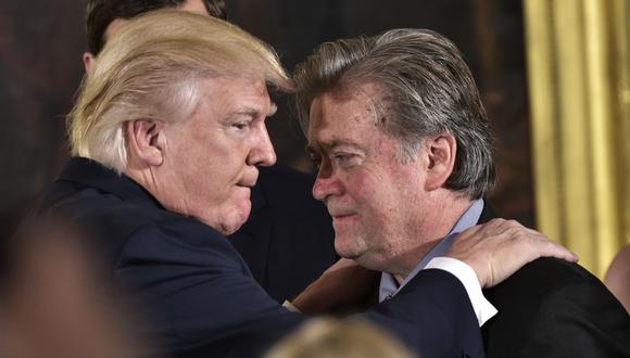 Steve Bannon: "Acabar con Huawei es más importante que un acuerdo comercial". En la imagen, Donald Trump y su entonces asesor Bannon el 22 de enero del 2017. (AFP).