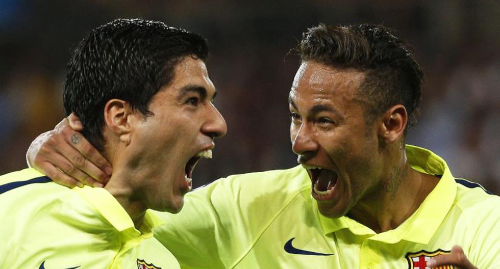 Luis Suárez celebra con Neymar el tercer tanrto del partido (Foto EFE)