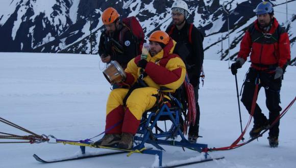 Para el viaje de 2011 adaptaron una silla de ruedas y le pusieron esquís. (PROYECTO PANZER).