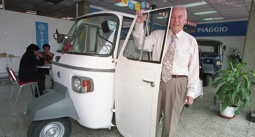 Octavio Mavila Medina fue el pionero de la mototaxi en el Perú. Postal tomada el 19 de noviembre del 2001. (Foto: Luis Gamero/GEC Archivo Histórico)
