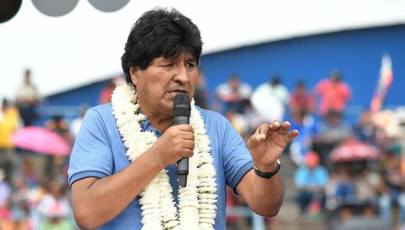El expresidente boliviano Evo Morales pronuncia hoy un discurso durante una multitudinaria concentración de campesinos, cocaleros e indígenas afines al Movimiento al Socialismo (MAS) en Shinahota, Cochabamba (Bolivia). (Foto: EFE/Jorge Abrego).