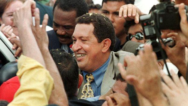 Hugo Chávez tras su triunfo en las elecciones del 6 de diciembre de 1998. (Getty Images vía BBC)