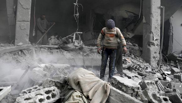 Alto comisionado de la ONU denunció la "horrible crueldad" de la guerra en Siria, el desplazamiento masivo de personas que ha provocado, la intervención de potencias extranjeras y la escasa respuesta de las instituciones internacionales.
 (Foto: AFP/Hamza Al-Ajweh)