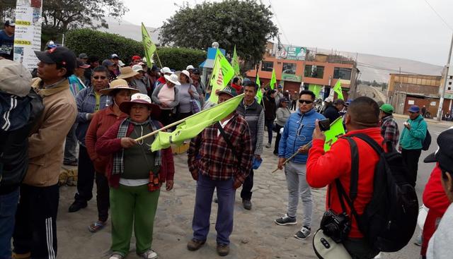 Manifestantes se reúnen en los puntos de concentración (plazas) para iniciar las protestas contra el proyecto minero Tía María. (Foto: Zenaida Condori)