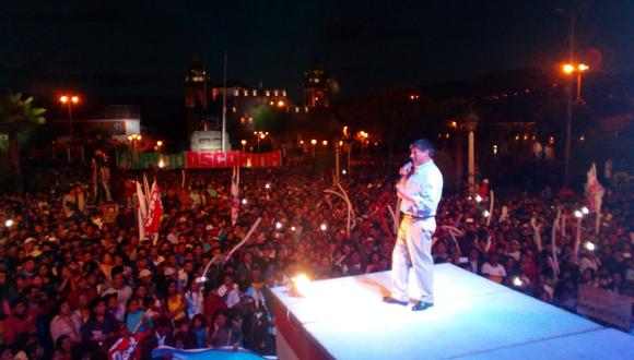 Durante su discurso en la Plaza de Armas de Huamanga, Ayacucho, el gobernador Oscorima criticó duramente la gestión de Jorge Julio Sevilla, quien lo reemplazó durante el período en que él estuvo preso.