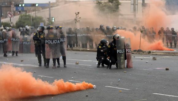 La policía antidisturbios choca con los manifestantes durante una protesta contra el gobierno de la presidenta peruana Dina Boluarte en Lima el 28 de enero de 2023. (Foto referencial de Lucas AGUAYO / AFP)