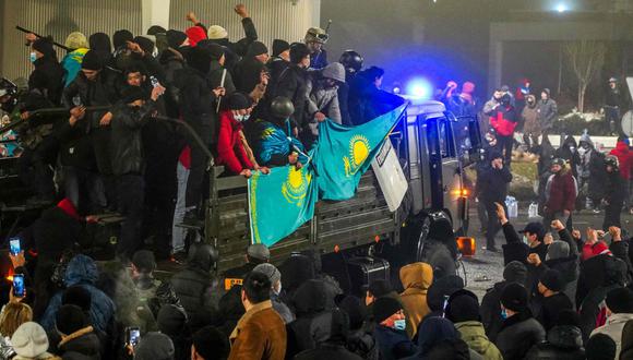 Las protestas empezaron el 2 de enero en la parte occidental de Kazajistán por un fuerte aumento de los precios del combustible y se propagaron por todo el país. (Foto: Abduaziz Madyarov / AFP)