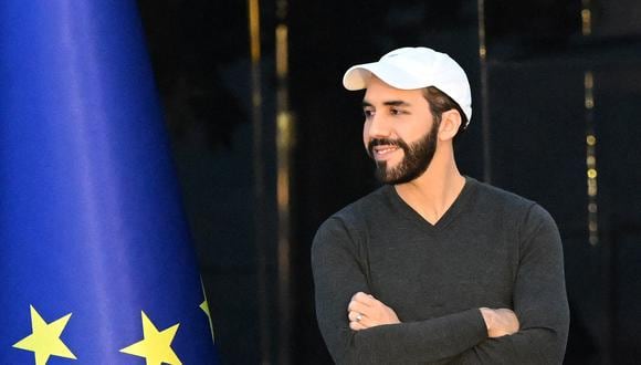 El presidente de El Salvador, Nayib Bukele, gesticula durante la inauguración del Centro Urbano de Bienestar y Oportunidades (CUBO) en el barrio de Santa Lucía en Mejicanos, El Salvador, el 17 de enero de 2023. (Foto de Marvin RECINOS / AFP)