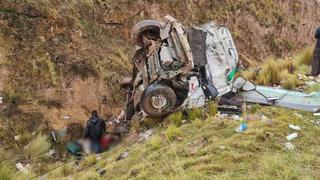 Nueva tragedia en taxi colectivo: miniván en Puno vuelca y fallecen dos pasajeros
