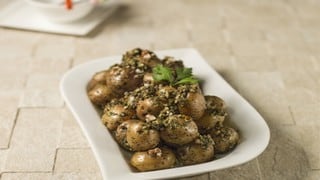 Papitas salteadas con chimichurri de hierbas