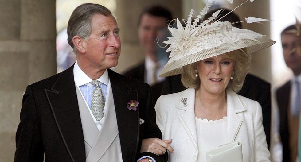 Un día como hoy pero en 2005, Carlos de Inglaterra y Camilla Parker Bowles contraen matrimonio civil en el Ayuntamiento de Windsor. (Foto: EFE)