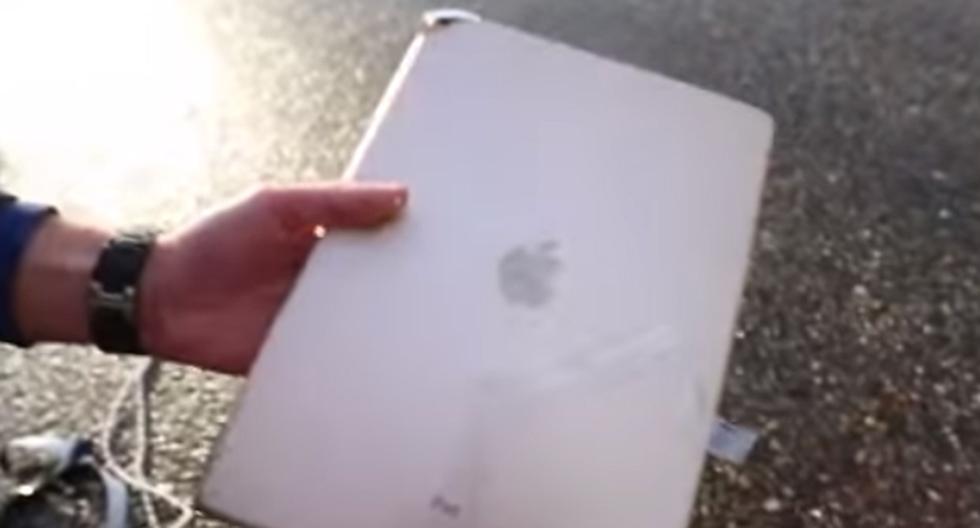 Un iPad Pro, la tablet más grande que ha fabricado Apple, fue lanzada desde una altura de 275 metros. (Foto: Captura)