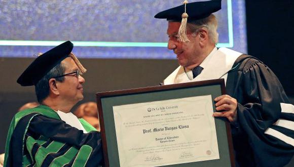 Mario Vargas Llosa recibiendo el doctorado honoris causa de la Universidad de La Salle en Manila, Filipinas.  (Foto: AP)