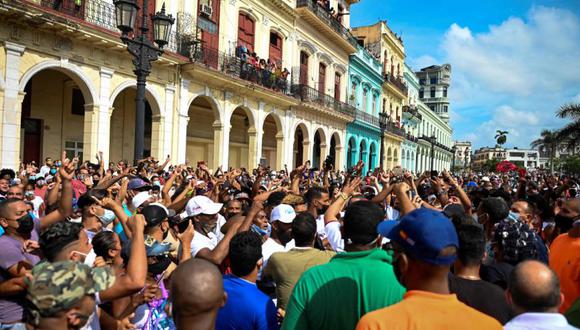 Foto de archivo tomada el 11 de julio de 2021, personas participan en una manifestación contra el gobierno del presidente cubano Miguel Díaz-Canel en La Habana. (YAMIL LAGE / AFP)