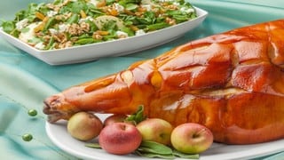 Pierna de cerdo al horno con ensalada de berros y manzana