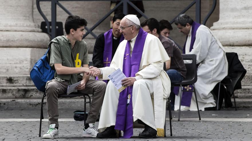El papa Francisco confesó a jóvenes en la Plaza de San Pedro - 1