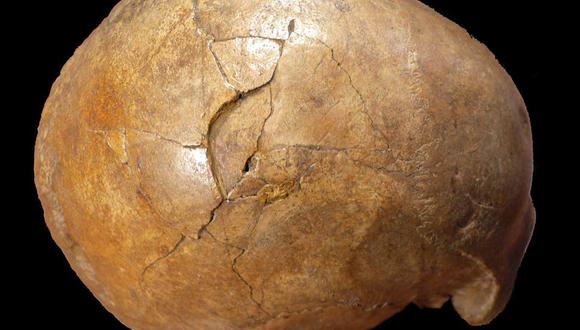 El cráneo fosilizado del hombre paleolítico adulto fue encontrado por los mineros que cavaban en busca de fosfato. La fuente del trauma (en la foto) ha sido disputada durante mucho tiempo (Kranoti et al)