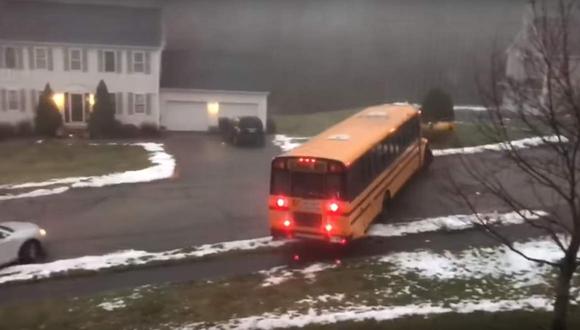 Afortunadamente, el bus no había recogido a ningún niño en la localidad de Sutton, Massachusetts, por lo que no hubo heridos. (Youtube)